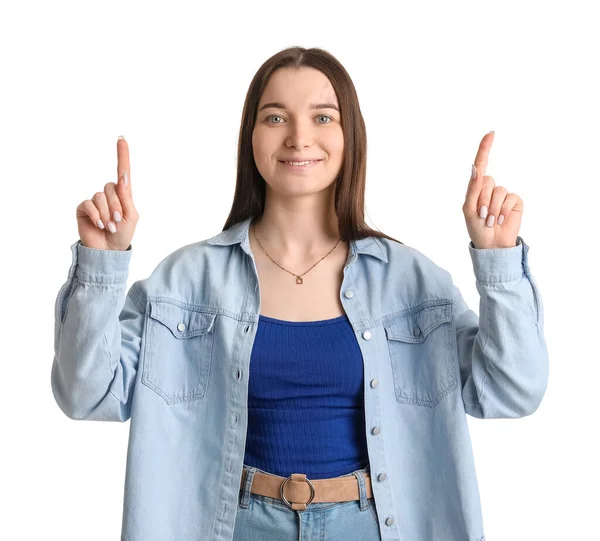Gömlekli Genç Kadın Beyaz Arka Plandaki Bir Şeyi Işaret Ediyor — Stok fotoğraf