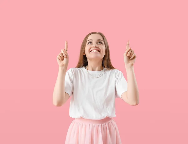 Jonge Vrouw Shirt Wijzend Naar Iets Roze Achtergrond — Stockfoto