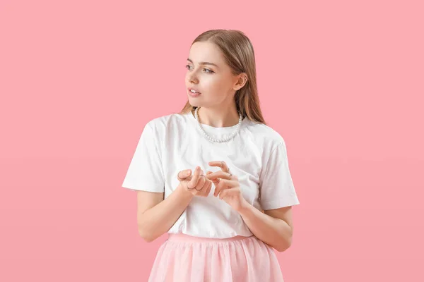 Young Woman Shirt Counting Pink Background — Stock Photo, Image