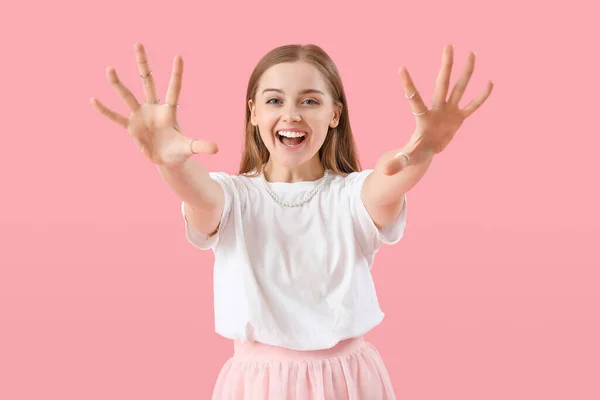 Tişörtlü Mutlu Genç Kadın Pembe Arka Planda Ellerini Gösteriyor — Stok fotoğraf