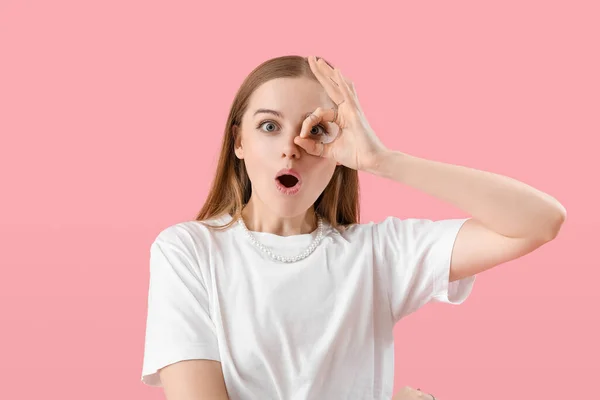 Tişörtlü Komik Genç Kadın Pembe Arka Planda Iyi Görünüyor — Stok fotoğraf