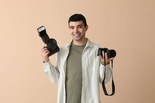 Młody Fotograf Profesjonalnymi Kamerami Beżowym Tle — Zdjęcie stockowe