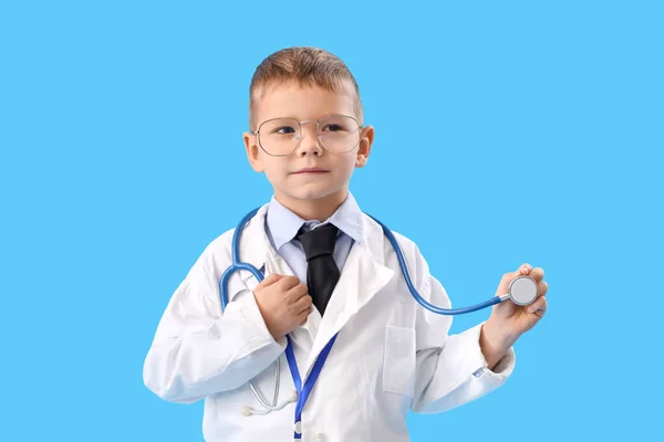 Carino Piccolo Medico Con Stetoscopio Sfondo Blu — Foto Stock