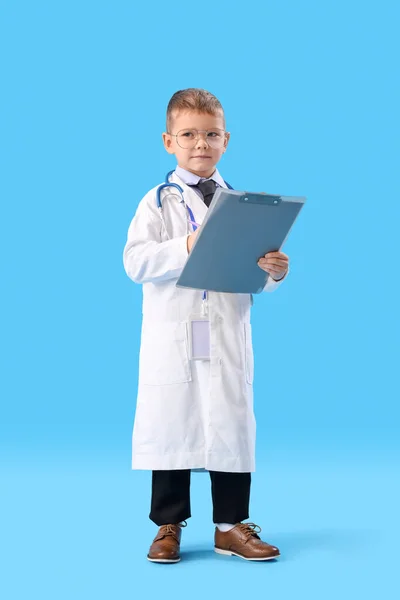 蓝色背景剪贴板的可爱的小医生 — 图库照片