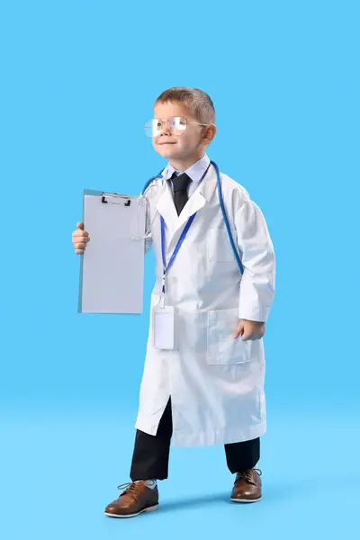 蓝色背景剪贴板的可爱的小医生 — 图库照片
