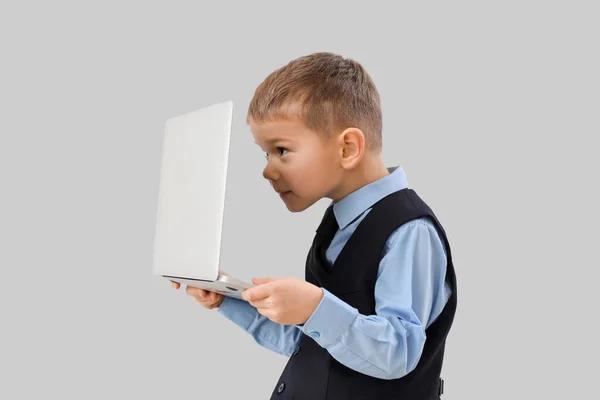 Leuke Kleine Zakenman Met Laptop Grijze Achtergrond — Stockfoto
