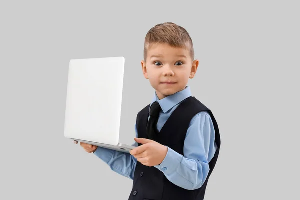 Netter Kleiner Geschäftsmann Mit Laptop Auf Grauem Hintergrund — Stockfoto