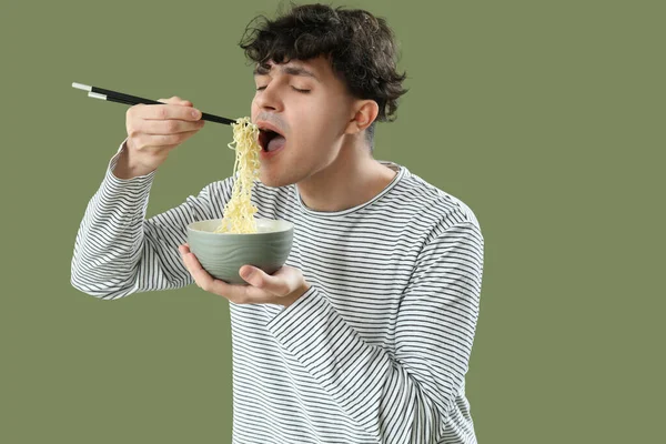 Młody Człowiek Smaczne Chińskie Jedzenie Zielonym Tle — Zdjęcie stockowe