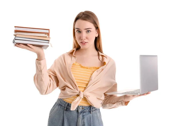 Νεαρή Γυναίκα Φορητό Υπολογιστή Και Βιβλία Λευκό Φόντο Έννοια Ισορροπίας — Φωτογραφία Αρχείου