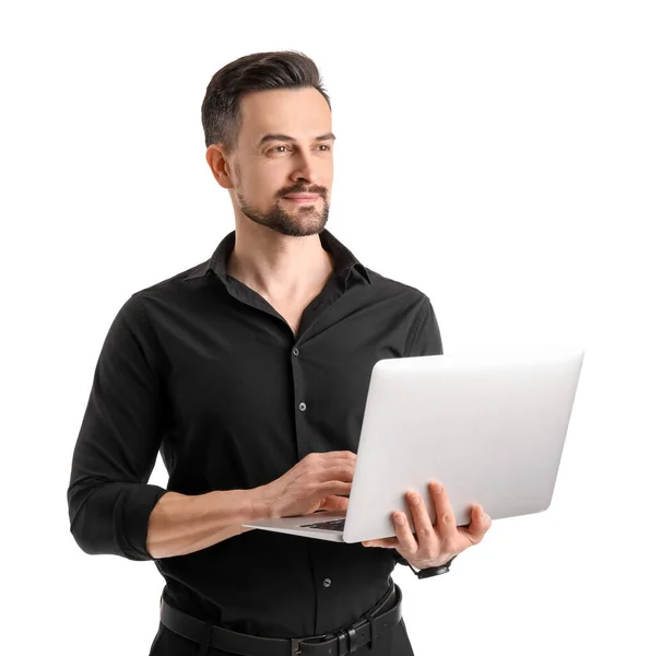 白い背景のノートパソコンで働くハンサムなビジネスマン — ストック写真