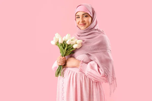Junge Schwangere Muslimin Mit Tulpen Auf Rosa Hintergrund — Stockfoto