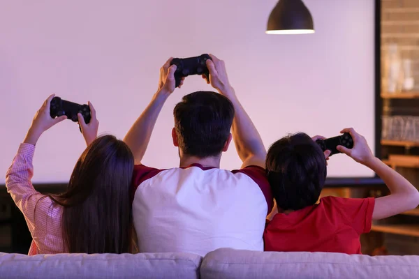 Vader Met Zijn Kleine Kinderen Spelen Videospel Thuis Avond Achteraanzicht — Stockfoto