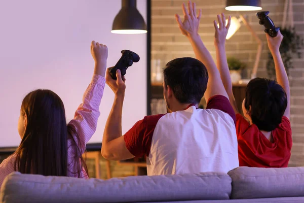 Vader Met Zijn Kleine Kinderen Spelen Videospel Thuis Avond — Stockfoto