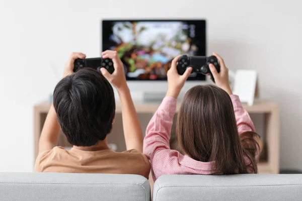Little Children Playing Video Game Home Back View — Stock Photo, Image