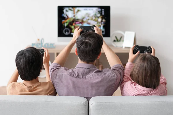 Father His Little Children Playing Video Game Home Back View — Stock Photo, Image