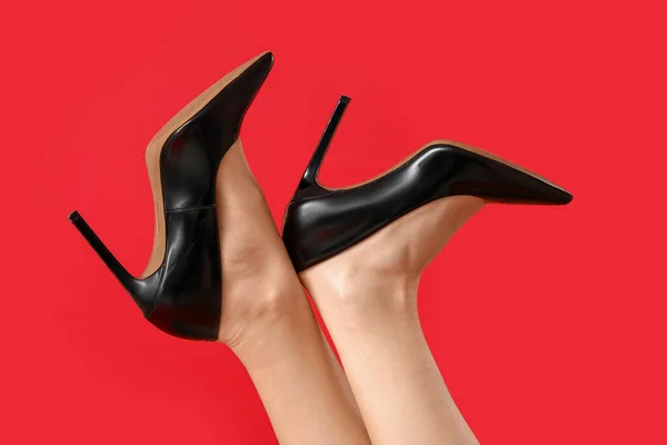 Жіночі Ноги Стильних Чорних Високих Підборах Червоному Тлі Крупним Планом — стокове фото