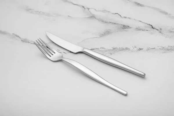 Vidlička Nůž Bílém Mramorovém Stole Detailní Záběr — Stock fotografie