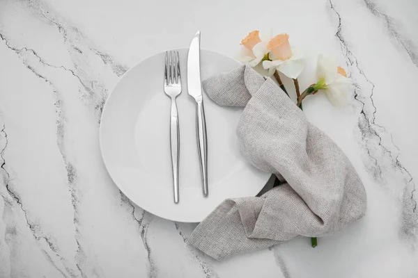 Clean Plate Cutlery Narcissus Flowers Crumpled Napkin White Marble Table — Stock Photo, Image