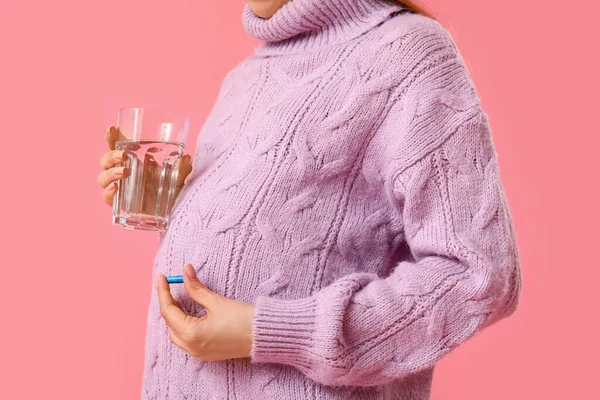 Jonge Zwangere Vrouw Met Glas Water Foliumzuur Pil Roze Achtergrond — Stockfoto