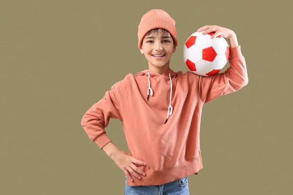 Kleiner Junge Mit Fußball Auf Farbigem Hintergrund — Stockfoto
