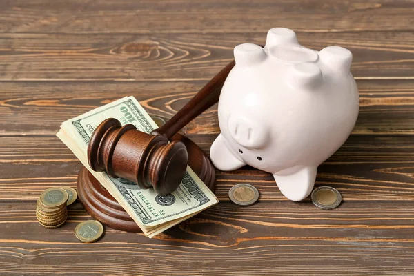 Piggy Bank Dengan Hakim Gavel Dan Uang Pada Latar Belakang — Stok Foto