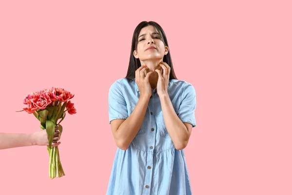Allergic Young Woman Scratching Herself Female Hand Tulips Pink Background — Stock Photo, Image