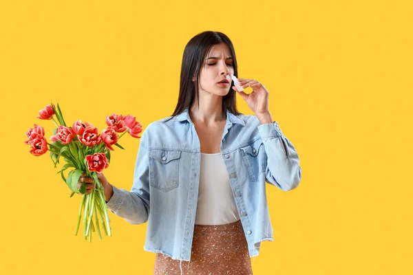 Allergische Junge Frau Mit Nasentropfen Und Tulpen Auf Gelbem Hintergrund — Stockfoto