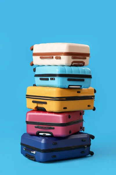 Stapel Von Koffern Auf Blauem Hintergrund — Stockfoto