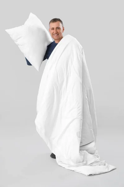 Зрелый Мужчина Мягкой Подушкой Одеялом Сером Фоне — стоковое фото