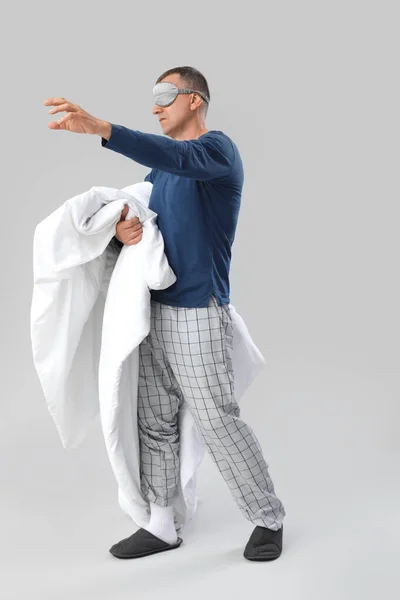 Зрелый Мужчина Маске Сна Мягким Одеялом Сером Фоне — стоковое фото