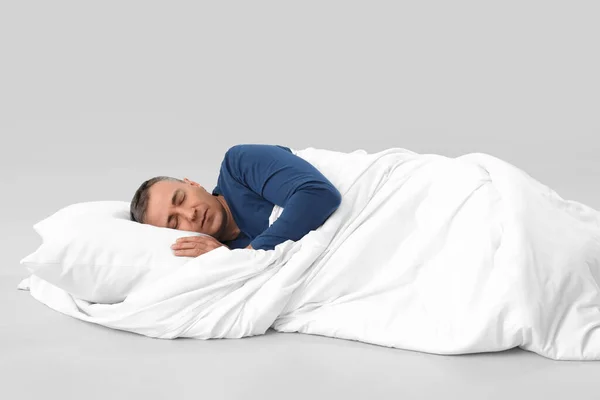 熟女男とともに柔らかい毛布睡眠上の灰色の背景 — ストック写真
