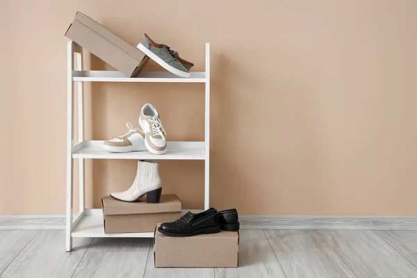 Shelving Unit Cardboard Boxes Different Stylish Shoes Color Wall — Stock Photo, Image