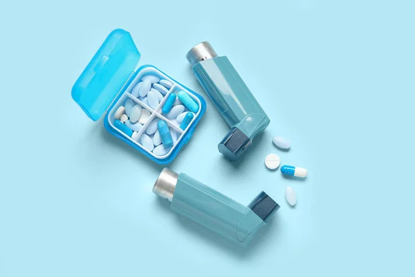 喘息吸入器と青の背景に丸薬とボックス — ストック写真