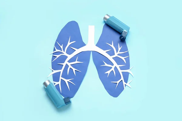 青い背景に紙肺と喘息吸入器 — ストック写真