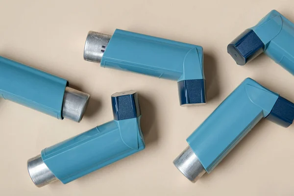 Astmatické Inhalátory Béžovém Pozadí — Stock fotografie