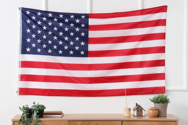 Σημαία Ηπα Κρέμεται Στο Φως Τοίχο Στο Σαλόνι — Φωτογραφία Αρχείου