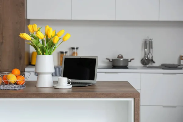 Vase Yellow Tulip Flowers Modern Laptop Fruits Cup Coffee Wooden — Stock Photo, Image