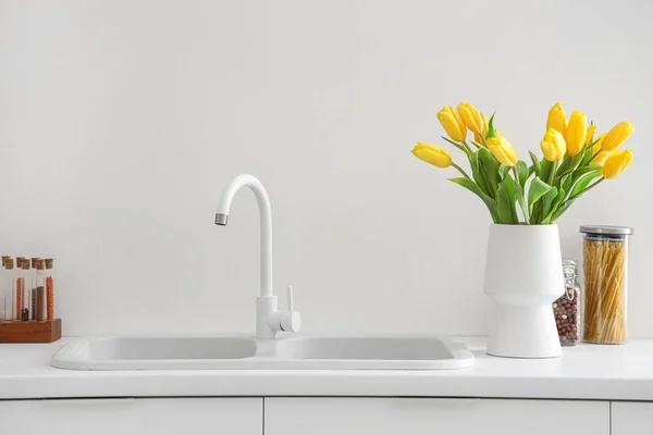 Vase Yellow Tulip Flowers Countertop Kitchen Sink — Stock Photo, Image