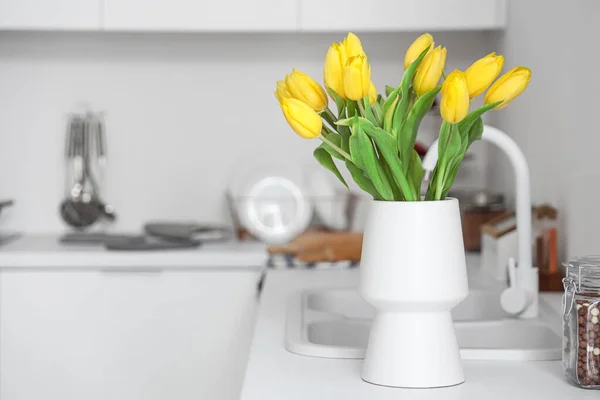 Váza Žlutými Tulipánovými Květy Pultu Kuchyňského Dřezu — Stock fotografie