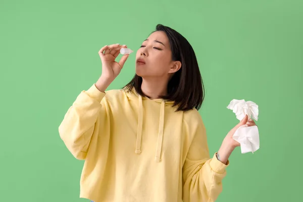 Malade Femme Asiatique Avec Des Gouttes Nasales Des Tissus Sur — Photo