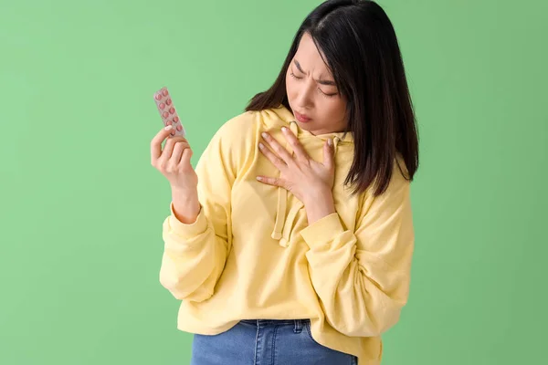 Ill Asian Woman Pills Green Background — Stock Photo, Image