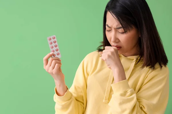 Ill Asian Woman Pills Green Background — Stock Photo, Image