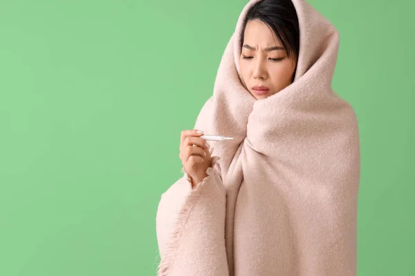 Ill Azji Kobieta Kraty Termometr Zielonym Tle — Zdjęcie stockowe