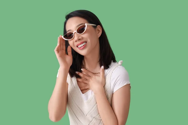 Mulher Asiática Bonita Óculos Sol Elegantes Fundo Verde — Fotografia de Stock