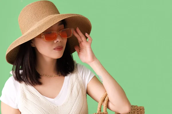 Hermosa Mujer Asiática Gafas Sol Con Estilo Sobre Fondo Verde —  Fotos de Stock