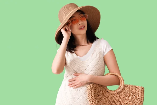 Mulher Asiática Bonita Óculos Sol Elegantes Com Saco Fundo Verde — Fotografia de Stock