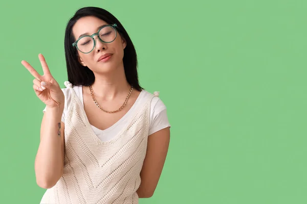 Mulher Asiática Bonita Óculos Elegantes Mostrando Gesto Vitória Fundo Verde — Fotografia de Stock