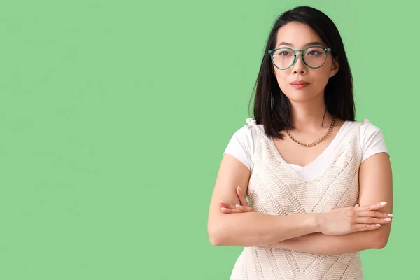 Belle Femme Asiatique Dans Des Lunettes Élégantes Sur Fond Vert — Photo