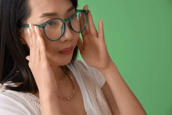 Mulher Asiática Bonita Óculos Elegantes Fundo Verde Close — Fotografia de Stock