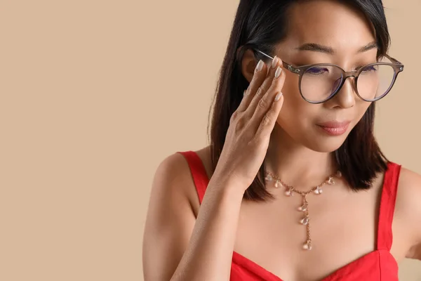 Mulher Asiática Bonita Óculos Elegantes Fundo Bege Close — Fotografia de Stock